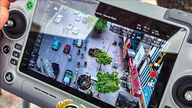 Hệ thống camera trên UAV có khả năng ghi nhận rõ nét phương tiện từ trên cao. (Ảnh: Trung Nguyên/TTXVN)